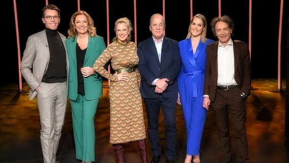 Johannes Wimmer, Bettina Tietjen, Barbara Schöneberger und Hubertus Meyer-Burckhardt (v.l.n.r.) sind die Moderator*innen der NDR Talk Show. Judith Rakers und Giovanni di Lorenzo moderieren 3nach9. © NDR Fernsehen/ Uwe Ernst Foto: Uwe Ernst