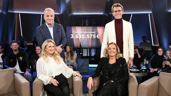 Barbara Schöneberger und Hubertus Meyer-Burckhardt sowie Johannes Wimmer und  Bettina Tietjen sind die Moderator*innen der NDR Talk Show Spezial am 16. Dezember 2022. © NDR Fernsehen/ Uwe Ernst Foto: Uwe Ernst