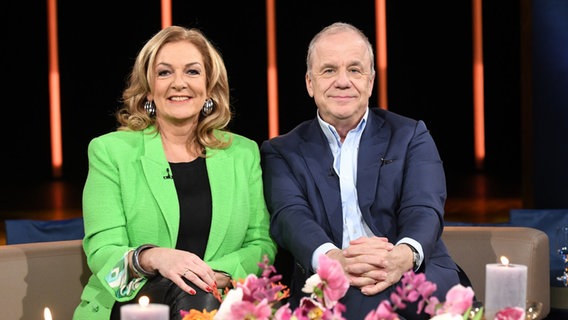 Bettina Tietjen und Hubertus Meyer-Burckhardt sind die Moderatoren der NDR Talk Show am 13. Januar 2023. © NDR Fernsehen/Uwe Ernst Foto: Uwe Ernst