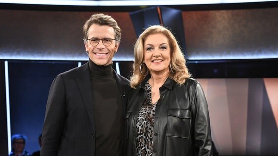 Bettina Tietjen und Johannes Wimmer sind die Moderatoren der NDR Talk Show am 3. Februar 2023. © NDR Fernsehen/Uwe Ernst Foto: Uwe Ernst