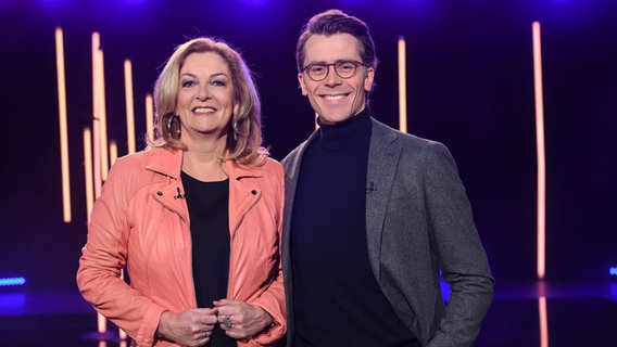 Bettina Tietjen und Johannes Wimmer sind die Moderatoren der NDR Talk Show am 10. März 2023. © NDR Fernsehen/Uwe Ernst Foto: Uwe Ernst