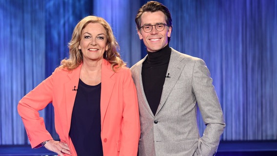 Bettina Tietjen und Johannes Wimmer sind die Moderatoren der NDR Talk Show am 5. Mai 2023. © NDR Fernsehen/Uwe Ernst Foto: Uwe Ernst