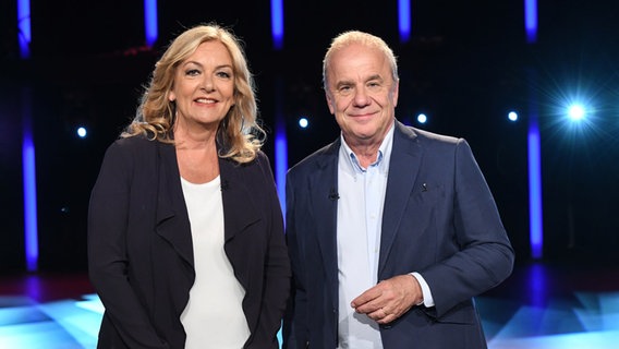 Bettina Tietjen und Hubertus Meyer-Burckhardt sind die Moderatoren der NDR Talk Show am 4. August 2023. © NDR Fernsehen/Uwe Ernst Foto: Uwe Ernst