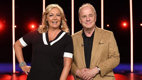 Bettina Tietjen und Hubertus Meyer-Burckhardt sind die Moderatoren der NDR Talk Show am 21. Juli 2023. © NDR Fernsehen/Uwe Ernst Foto: Uwe Ernst
