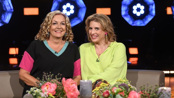 Bettina Tietjen und Elena Uhlig sind die Moderatorinnen der NDR Talk Show am 30. Juni 2023. © NDR Fernsehen/ Uwe Ernst Foto: Uwe Ernst