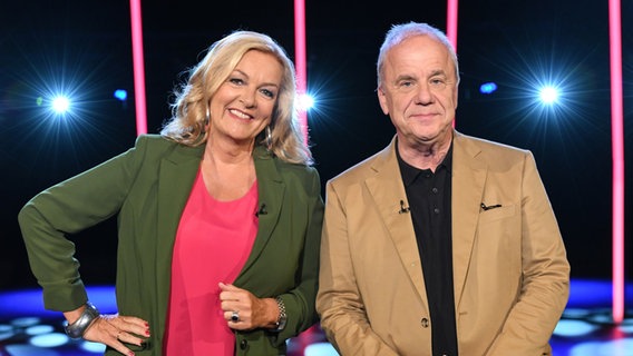 Bettina Tietjen und Hubertus Meyer-Burckhardt sind die Moderatoren der NDR Talk Show am 18. August 2023. © NDR Fernsehen/Uwe Ernst Foto: Uwe Ernst