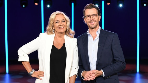 Bettina Tietjen und Johannes Wimmer sind die Moderatoren der NDR Talk Show am 25. August 2023. © NDR Fernsehen/Uwe Ernst Foto: Uwe Ernst
