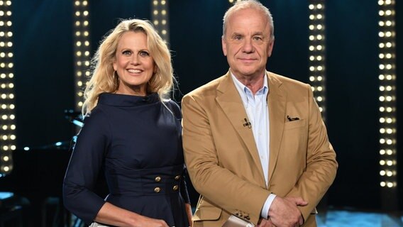 Barbara Schöneberger und Hubertus Meyer-Burckhardt sind die Moderatoren der NDR Talk Show am 26. Mai 2023. © NDR Fernsehen/Uwe Ernst Foto: Uwe Ernst