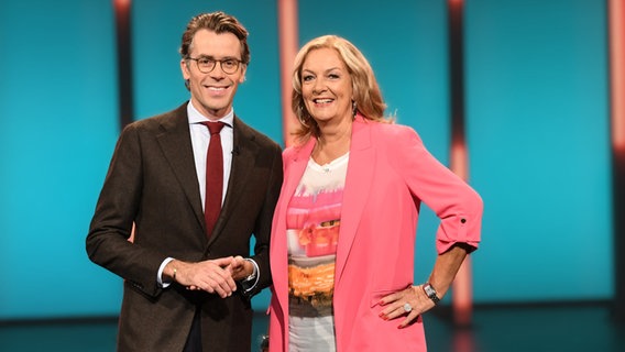 Bettina Tietjen und Johannes Wimmer sind die Moderatoren der NDR Talk Show am 22. September 2023. © NDR Fernsehen/Uwe Ernst Foto: Uwe Ernst