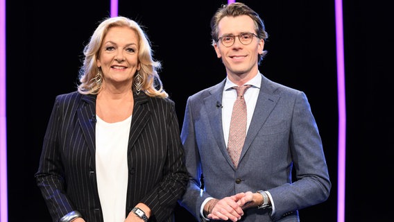 Bettina Tietjen und Johannes Wimmer sind die Moderatoren der NDR Talk Show am 20. Oktober 2023. © NDR Fernsehen/Uwe Ernst Foto: Uwe Ernst