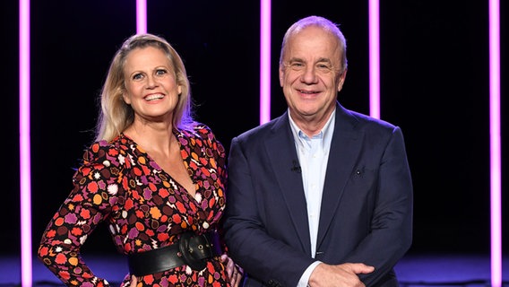 Barbara Schöneberger und Hubertus Meyer-Burckhardt sind die Moderatoren der NDR Talk Show am 10. November 2023. © NDR Fernsehen/Uwe Ernst Foto: Uwe Ernst