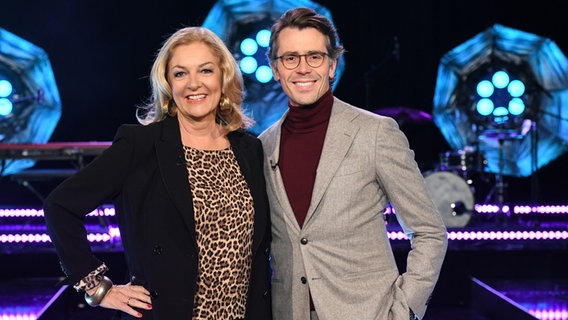 Bettina Tietjen und Johannes Wimmer sind die Moderatoren der NDR Talk Show am 17. November 2023. © NDR Fernsehen/Uwe Ernst Foto: Uwe Ernst