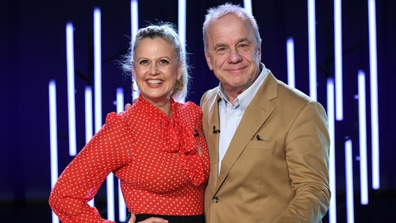 Barbara Schöneberger und Hubertus Meyer-Burckhardt sind die Moderatoren der NDR Talk Show am 5. Januar 2024. © NDR Fernsehen/Uwe Ernst Foto: Uwe Ernst