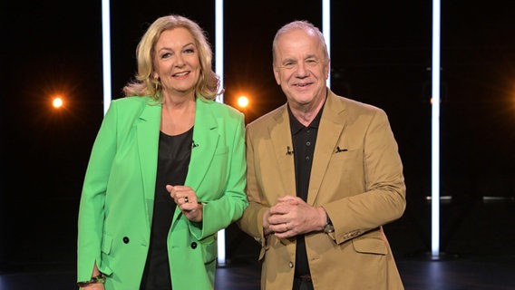 Bettina Tietjen und Hubertus Meyer-Burckhardt sind die Moderatoren der NDR Talk Show am 16. Februar 2024. © NDR Fernsehen/Uwe Ernst Foto: Uwe Ernst