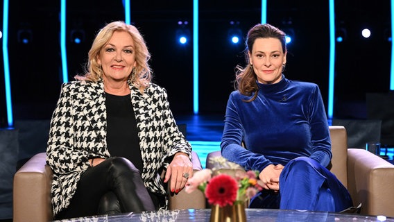 Bettina Tietjen und Anja Reschke sind die Moderatorinnen der NDR Talk Show am 23. Februar 2024. © NDR Fernsehen/ Uwe Ernst Foto: Uwe Ernst