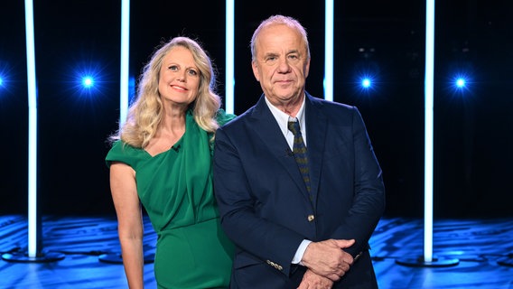 Barbara Schöneberger und Hubertus Meyer-Burckhardt sind die Moderatoren der NDR Talk Show am 21. Juni 2024. © NDR Fernsehen/Uwe Ernst Foto: Uwe Ernst