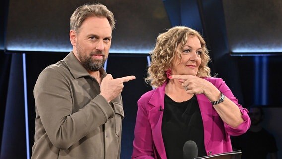 Bettina Tietjen und Steven Gätjen sind das Moderatoren-Duo der NDR Talk Show am 4. April 2025. © NDR Fernsehen/ Uwe Ernst Foto: Uwe Ernst