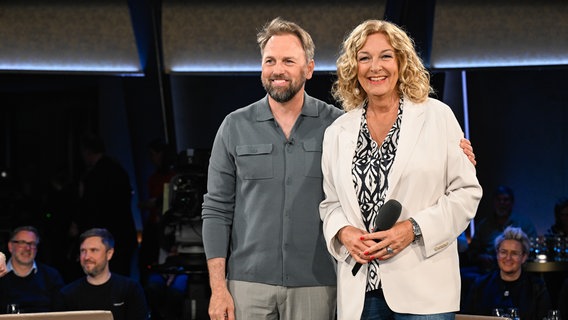 Bettina Tietjen und Steven Gätjen sind das Moderatoren-Duo der NDR Talk Show am 9. Mai 2025. © NDR Fernsehen/ Markus Hertrich Foto: Markus Hertrich