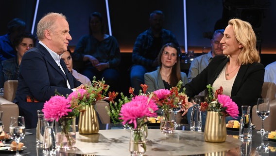 Die Babyklappen-Gründerin Leila Moysich ist zu Gast in der NDR Talk Show am 2. Mai 2025. © NDR Fernsehen/Uwe Ernst Foto: Uwe Ernst