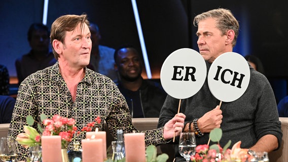Die Schauspieler Ingo Naujoks und Sven Martinek sind zu Gast in der NDR Talk Show am 15. Dezember 2023. © NDR Fernsehen/Uwe Ernst Foto: Uwe Ernst