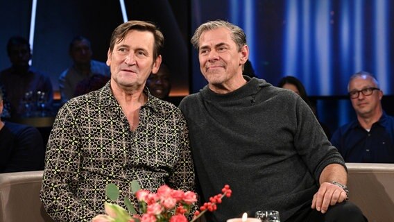 Die Schauspieler Ingo Naujoks und Sven Martinek sind zu Gast in der NDR Talk Show am 15. Dezember 2023. © NDR Fernsehen/Uwe Ernst Foto: Uwe Ernst