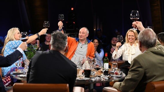 Die Gäste der NDR Talk Show stoßen mit einem Glas Rotwein an. © NDR/Uwe Ernst Foto: Uwe Ernst