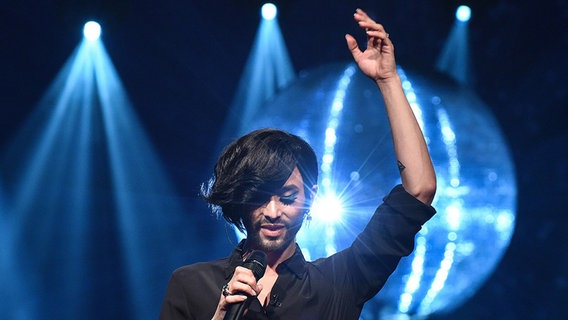 Conchita singt ihren neuen Titel "You are unstoppable". © NDR/Uwe Ernst Foto: Uwe Ernst
