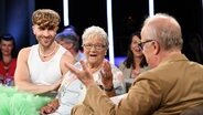 Das Model Felix Nieder und seine Oma Waltraud Bräuß sind zu Gast in der NDR Talk Show am 18. August 2023. © NDR Fernsehen/Uwe Ernst Foto: Uwe Ernst