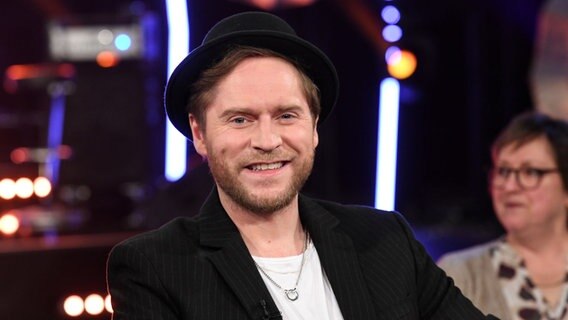 Der Musiker Johannes Oerding ist zu Gast in der NDR Talk Show am 16. Dezember 2022. © NDR Fernsehen/Uwe Ernst Foto: Uwe Ernst