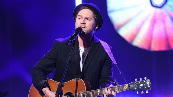 Der Musiker Johannes Oerding singt und spielt Gitarre in der NDR Talk Show am 16. Dezember 2022. © NDR Fernsehen/Uwe Ernst Foto: Uwe Ernst