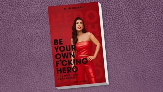 Zu sehen ist das Cover des Buchs "Be Your Own F*cking Hero. Trau dich - weil du es kannst" von Tijen Onaran, erschienen bei Goldmann. © Penguin Random House 