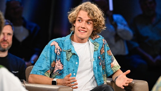 Der Content Creator Luca Pferdmenges ist zu Gast in der NDR Talk Show am 9. Mai 2025. © NDR Fernsehen/ Markus Hertrich Foto: Markus Hertrich