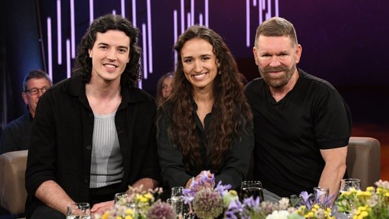 Der Komponist Peter Plate und die Musical-Darsteller Yasmina Hempel und Paul Csitkovics sind zu Gast in der NDR Talk Show am 28. Juli 2023. © NDR Fernsehen/Uwe Ernst Foto: Uwe Ernst