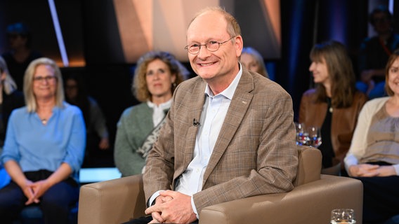 Der Diplom-Meteorologe und Autor Sven Plöger ist zu Gast in der NDR Talk Show am 9. Mai 2025. © NDR Fernsehen/ Markus Hertrich Foto: Markus Hertrich