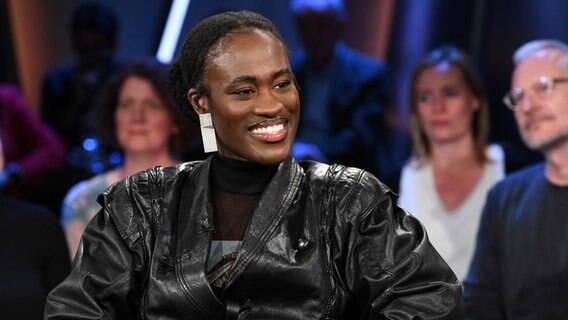 Die Sängerin Ivy Quainoo ist zu Gast in der NDR Talk Show am 28. April 2023. © NDR Fernsehen/Uwe Ernst Foto: Uwe Ernst