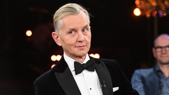 Der Musiker Max Raabe ist zu Gast in der NDR Talk Show am 14. Oktober 2022. © NDR Fernsehen/Uwe Ernst Foto: Uwe Ernst