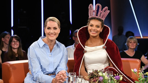 Die Moderatorin Judith Rakers und die Heidekönigin Leonie Laryea sind zu Gast in der NDR Talk Show am 29. Juli 2022. © NDR Fernsehen/ Uwe Ernst Foto: Uwe Ernst