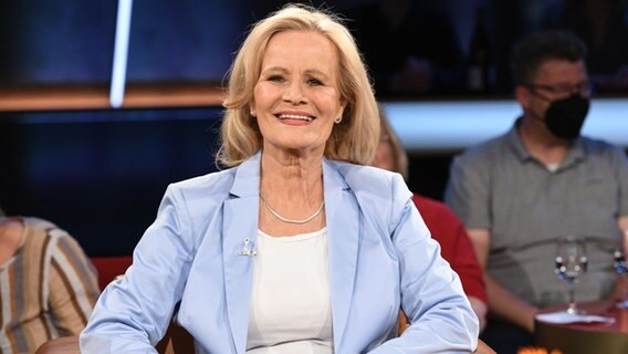 Die Schauspielerin Claudia Rieschel ist zu Gast in der NDR Talk Show am 15. Juli 2022. © NDR Fernsehen/ Uwe Ernst Foto: Uwe Ernst