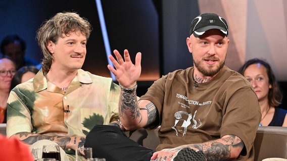 Die Köche und Unternehmer Johannes Riffelmacher und Thomas Kosikowski sind zu Gast in der NDR Talk Show am 19. Juli 2024. © NDR Fernsehen/Uwe Ernst Foto: Uwe Ernst