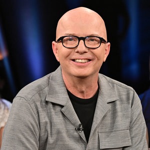 Der Schauspieler und Synchronsprecher Oliver Rohrbeck ist zu Gast in der NDR Talk Show am 12. Juli 2024. © NDR Fernsehen/ Uwe Ernst Foto: Uwe Ernst