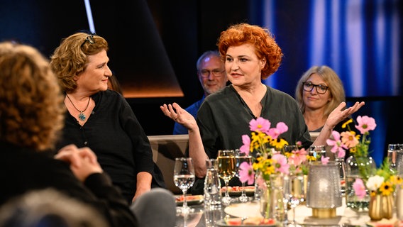 Sabine Rückert und Johanna Haberer sind zu Gast in der NDR Talk Show am 29. September 2023. © NDR Fernsehen/ Markus Hertrich Foto: Markus Hertrich