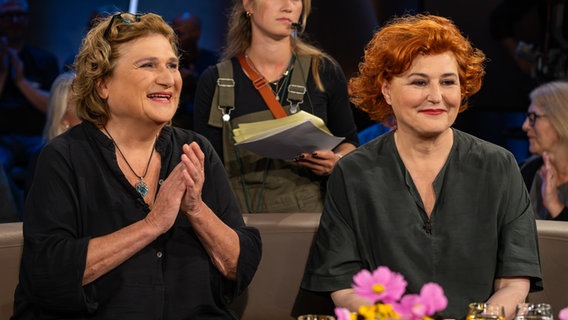 Sabine Rückert und Johanna Haberer sind zu Gast in der NDR Talk Show am 29. September 2023. © NDR Fernsehen/ Markus Hertrich Foto: Markus Hertrich