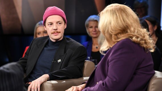 Der Schauspieler Merlin Sandmeyer ist zu Gast in der NDR Talk Show am 27. Oktober 2023. © NDR Fernsehen/Uwe Ernst Foto: Uwe Ernst