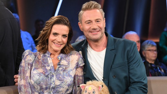 Der Sänger Sasha und die Kinderbuchautorin Julia Röntgen sind zu Gast in der NDR Talk Show am 28. Juli 2023. © NDR Fernsehen/Uwe Ernst Foto: Uwe Ernst