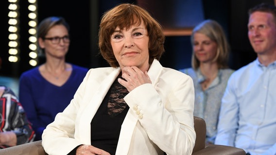 Die Schauspielerin und Sängerin Katrin Sass ist zu Gast in der NDR Talk Show am 26. Mai 2023. © NDR Fernsehen/Uwe Ernst Foto: Uwe Ernst