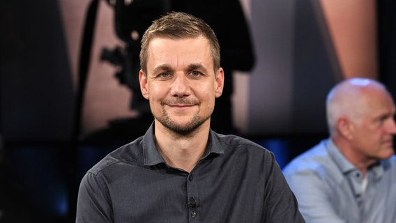 Der Moderator und Autor Tobias Schlegl ist zu Gast in der NDR Talk Show am 22. September 2023. © NDR Fernsehen/Uwe Ernst Foto: Uwe Ernst