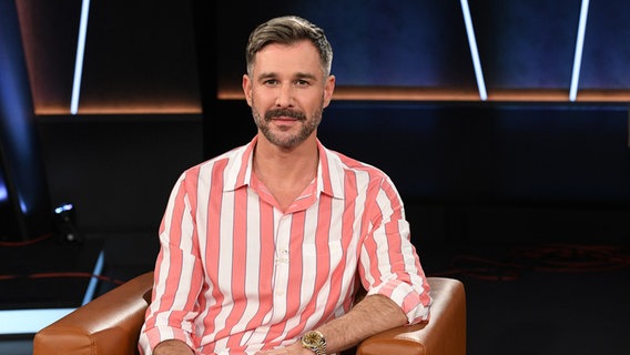Der Schauspieler, Moderator und Autor Jochen Schropp ist zu Gast in der NDR Talk Show am 6. Mai 2022. © NDR Fernsehen/Uwe Ernst Foto: Uwe Ernst