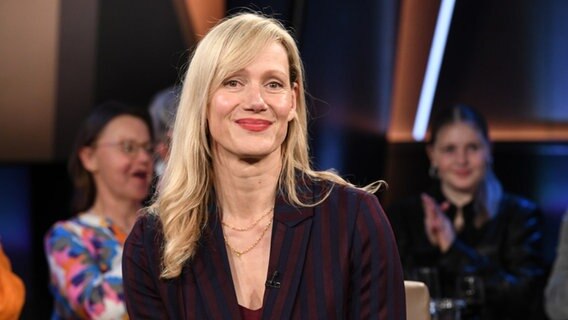 Die Schauspielerin Anna Schudt ist zu Gast in der NDR Talk Show am 7. April 2023. © NDR Fernsehen/Uwe Ernst Foto: Uwe Ernst
