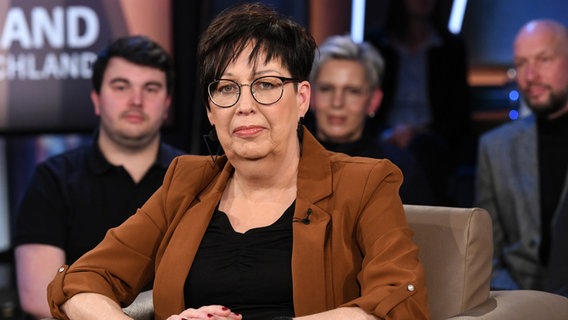 Die Leiterin des Fachbereichs "Frühe Hilfen" Maria Schürmann ist zu Gast in der NDR Talk Show Spezal am 16. Dezember 2022. © NDR/Uwe Ernst Foto: Uwe Ernst