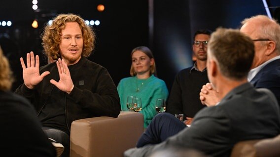 Der Singer-Songwriter Michael Schulte ist zu Gast in der NDR Talk Show am 29. September 2023. © NDR Fernsehen/ Markus Hertrich Foto: Markus Hertrich